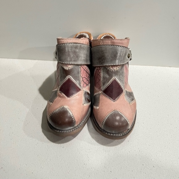 Freebird Beetle Leather Patchwork Clogs 9W - Picture 2 of 6